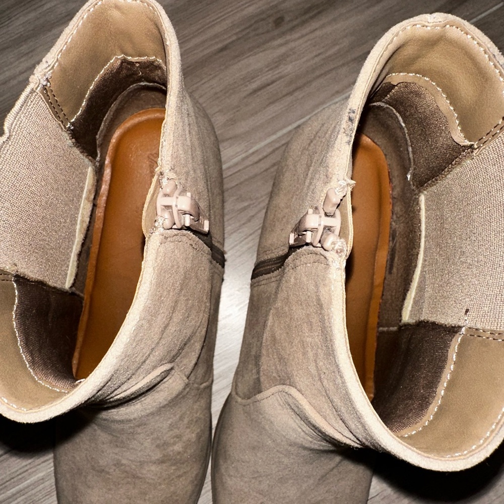 Steve Madden Beige Suede Chelsea Lug-Heel Ankle Boots - Picture 2 of 6